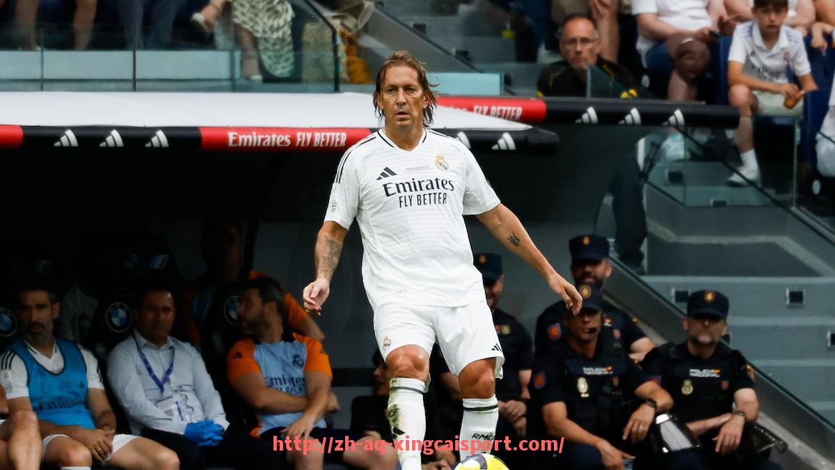 杏彩体育-世俱杯比赛中球员关键时刻射门命中率分析与心理素质考察